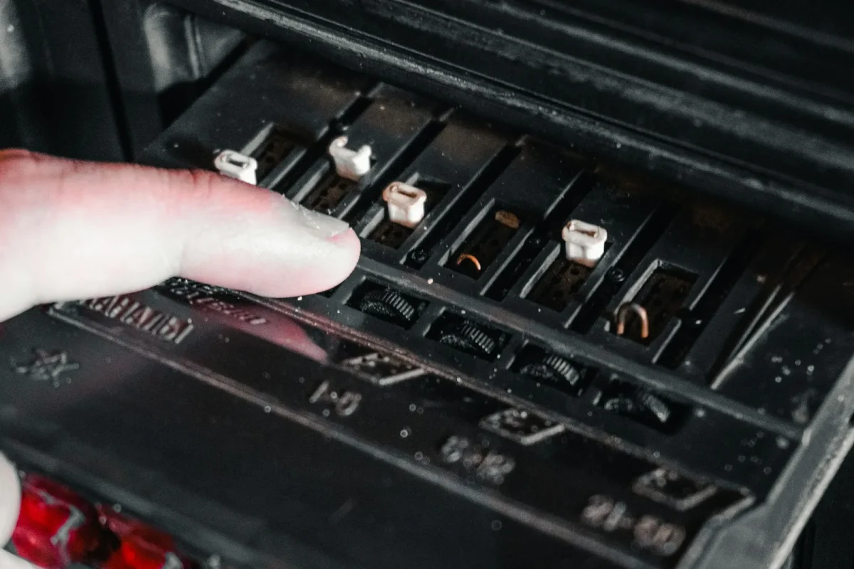 Reading cranking voltage at the terminals while the engine turns over